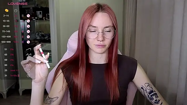 Snapshot of littlevildevil chatting on 10.21.25 littlevildevil online show from 10.21.25