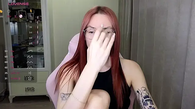 Snapshot of littlevildevil chatting on 10.22.25 littlevildevil online show from 10.22.25