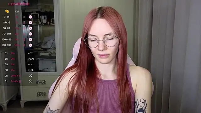 Snapshot of littlevildevil chatting on 10.25.25 littlevildevil online show from 10.25.25