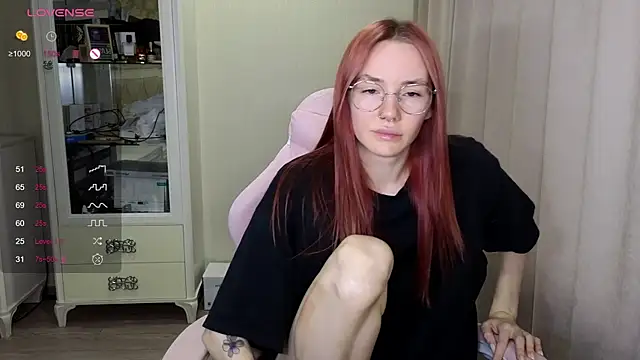 Snapshot of littlevildevil chatting on 10.26.25 littlevildevil online show from 10.26.25