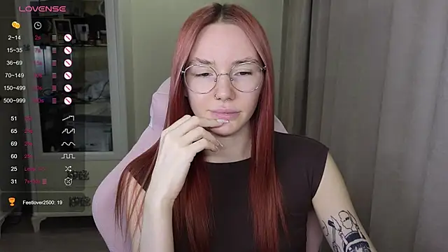 Snapshot of littlevildevil chatting on 10.31.25 littlevildevil online show from 10.31.25