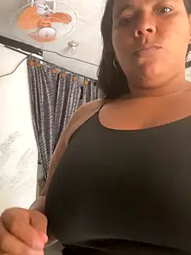 Snapshot of divalu chatting on 10.30.25 divalu online show from 10.30.25