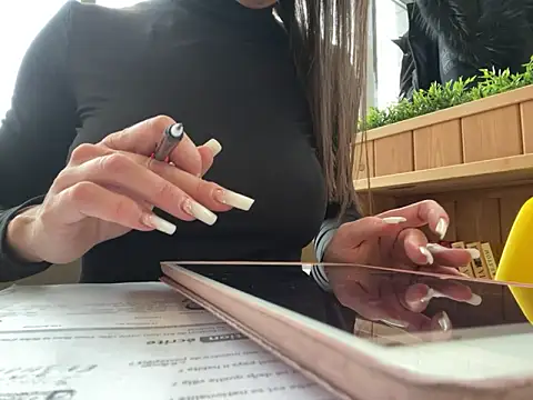 Snapshot of JulieErmesx chatting on 12.19.24 JulieErmesx online show from 12.19.24