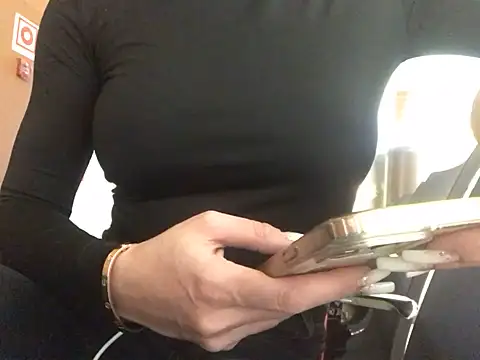 Snapshot of JulieErmesx chatting on 12.25.24 JulieErmesx online show from 12.25.24