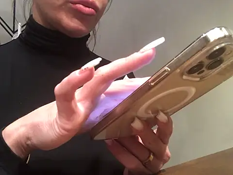 Snapshot of JulieErmesx chatting on 12.26.24 JulieErmesx online show from 12.26.24