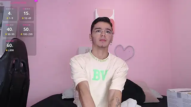 Snapshot of Ian_Castillo_ chatting on 12.30.24 Ian Castillo online show from 12.30.24