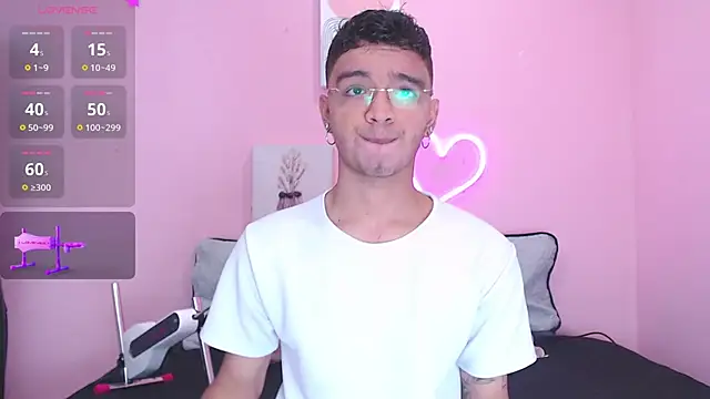 Snapshot of Ian_Castillo_ chatting on 12.31.24 Ian Castillo online show from 12.31.24