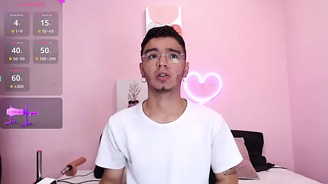 Snapshot of Ian_Castillo_ chatting on 01.09.25 Ian Castillo online show from 01.09.25