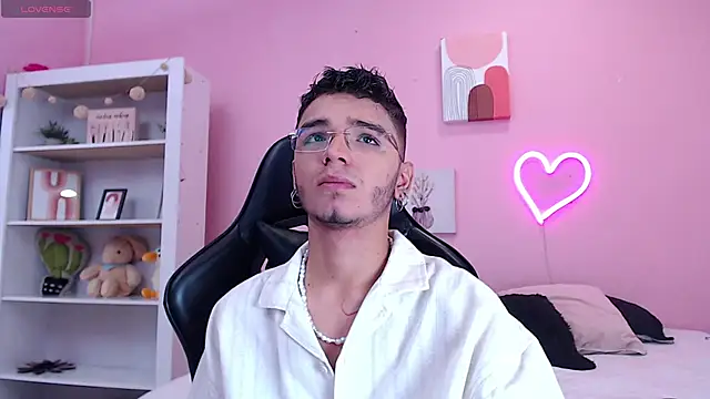 Snapshot of Ian_Castillo_ chatting on 01.17.25 Ian Castillo online show from 01.17.25