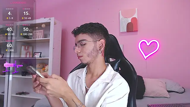 Snapshot of Ian_Castillo_ chatting on 01.23.25 Ian Castillo online show from 01.23.25