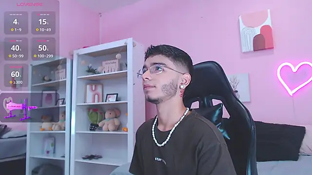 Snapshot of Ian_Castillo_ chatting on 01.29.25 Ian Castillo online show from 01.29.25