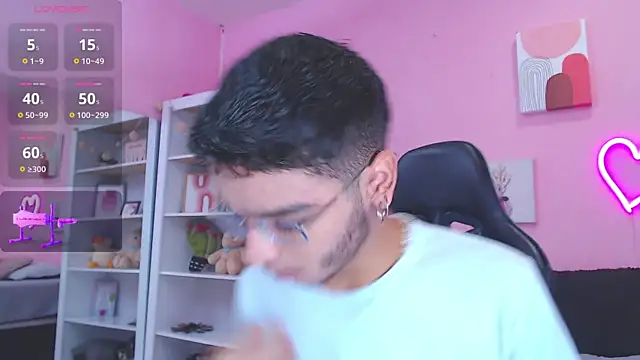 Snapshot of Ian_Castillo_ chatting on 02.04.25 Ian Castillo online show from 02.04.25