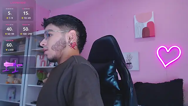 Snapshot of Ian_Castillo_ chatting on 02.06.25 Ian Castillo online show from 02.06.25