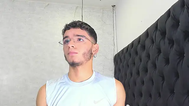 Snapshot of Ian_Castillo_ chatting on 02.14.25 Ian Castillo online show from 02.14.25