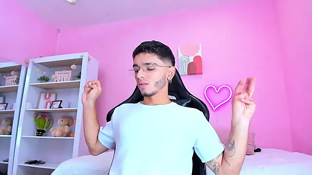 Snapshot of Ian_Castillo_ chatting on 02.20.25 Ian Castillo online show from 02.20.25