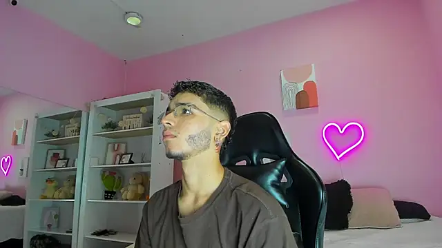 Snapshot of Ian_Castillo_ chatting on 02.21.25 Ian Castillo online show from 02.21.25