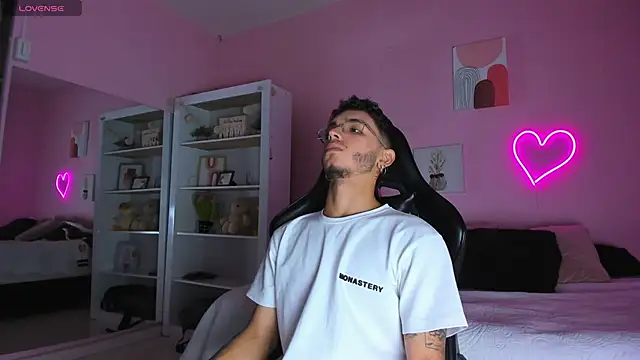 Snapshot of Ian_Castillo_ chatting on 02.25.25 Ian Castillo online show from 02.25.25