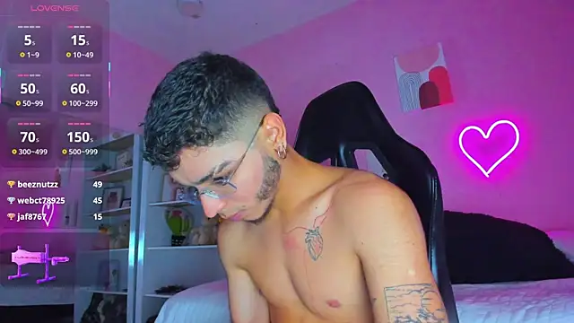 Snapshot of Ian_Castillo_ chatting on 03.10.25 Ian Castillo online show from 03.10.25