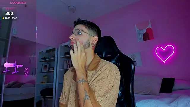 Snapshot of Ian_Castillo_ chatting on 03.12.25 Ian Castillo online show from 03.12.25