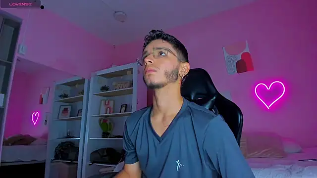 Snapshot of Ian_Castillo_ chatting on 03.19.25 Ian Castillo online show from 03.19.25