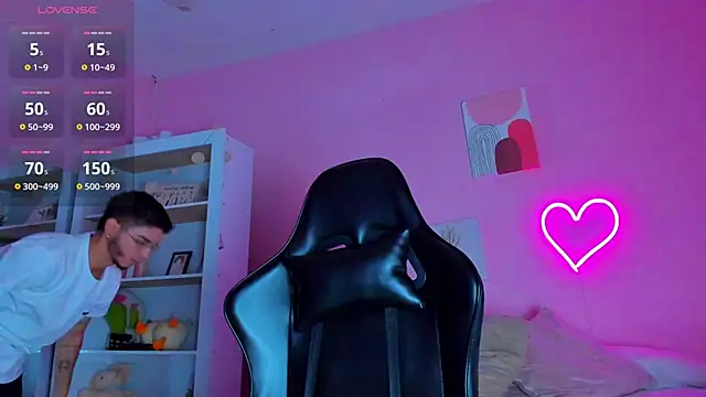 Snapshot of Ian_Castillo_ chatting on 03.20.25 Ian Castillo online show from 03.20.25