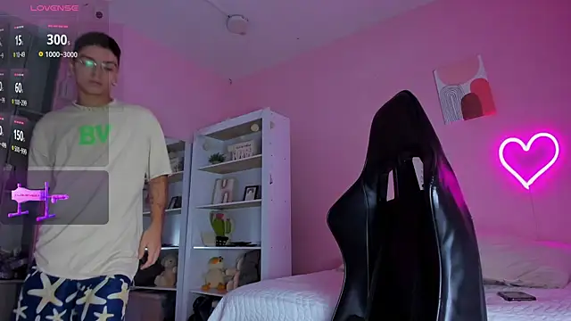 Snapshot of Ian_Castillo_ chatting on 03.21.25 Ian Castillo online show from 03.21.25