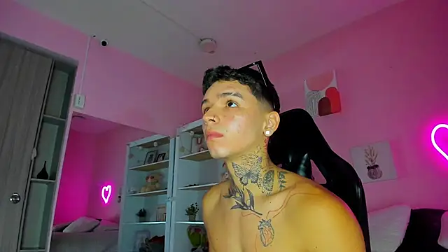 Snapshot of Ian_Castillo_ chatting on 09.23.25 Ian Castillo online show from 09.23.25