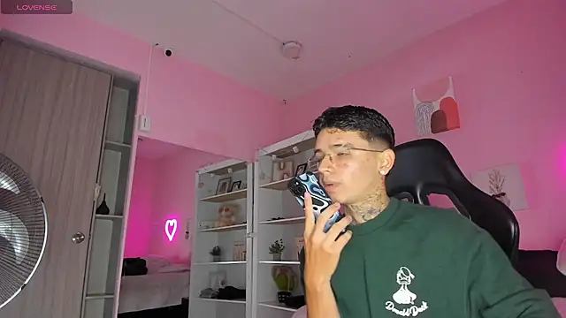 Snapshot of Ian_Castillo_ chatting on 09.25.25 Ian Castillo online show from 09.25.25