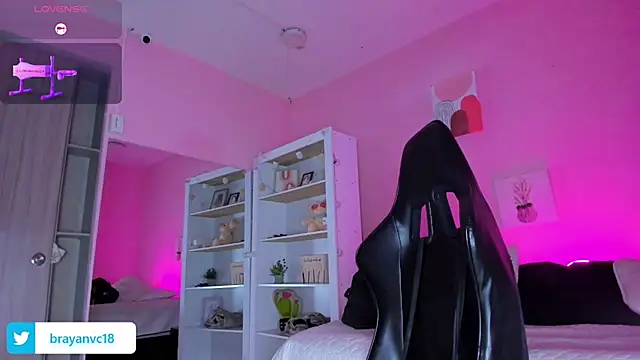 Snapshot of Ian_Castillo_ chatting on 09.29.25 Ian Castillo online show from 09.29.25