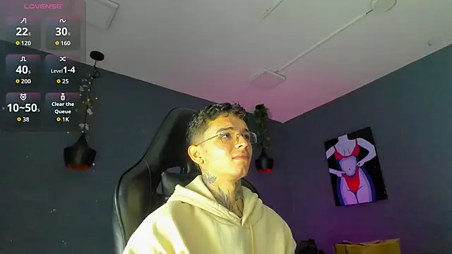 Snapshot of Ian_Castillo_ chatting on 09.30.25 Ian Castillo online show from 09.30.25