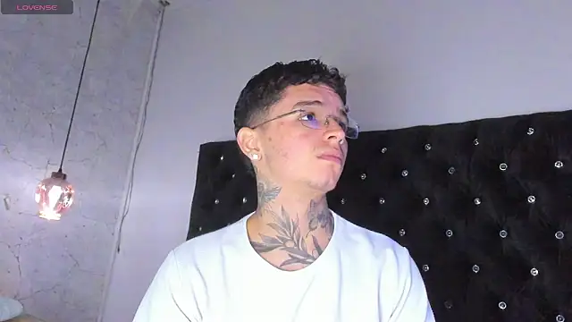 Snapshot of Ian_Castillo_ chatting on 10.01.25 Ian Castillo online show from 10.01.25