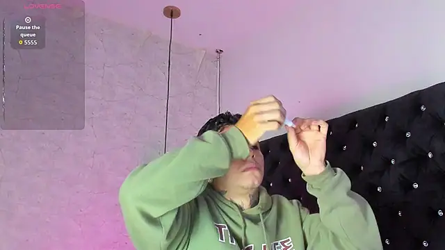 Snapshot of Ian_Castillo_ chatting on 10.02.25 Ian Castillo online show from 10.02.25