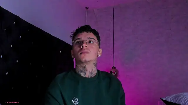 Snapshot of Ian_Castillo_ chatting on 10.04.25 Ian Castillo online show from 10.04.25