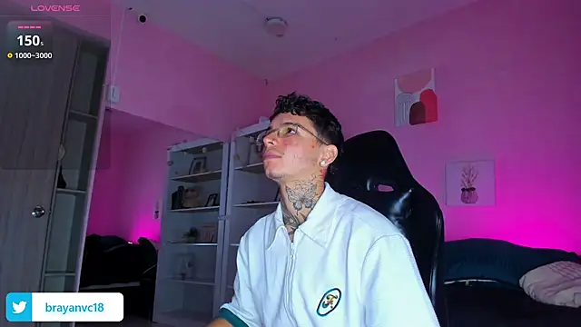 Snapshot of Ian_Castillo_ chatting on 10.08.25 Ian Castillo online show from 10.08.25