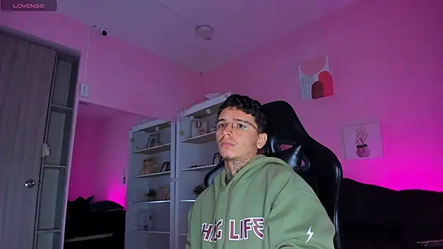 Snapshot of Ian_Castillo_ chatting on 10.09.25 Ian Castillo online show from 10.09.25