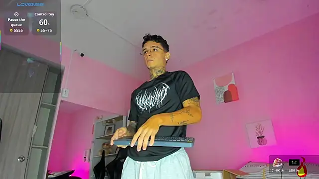 Snapshot of Ian_Castillo_ chatting on 10.22.25 Ian Castillo online show from 10.22.25