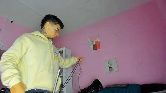 Snapshot of Ian_Castillo_ chatting on 10.24.25 Ian Castillo online show from 10.24.25