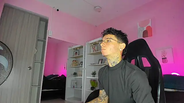 Snapshot of Ian_Castillo_ chatting on 10.31.25 Ian Castillo online show from 10.31.25