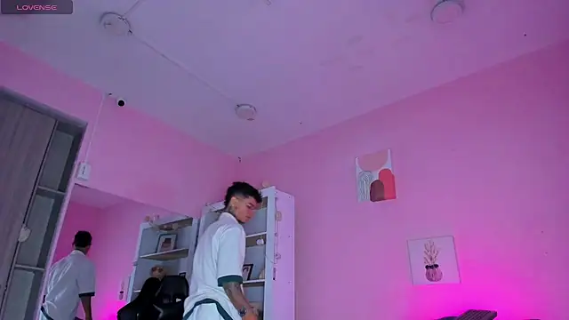 Snapshot of Ian_Castillo_ chatting on 11.05.25 Ian Castillo online show from 11.05.25