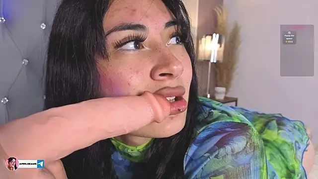 Snapshot of aprildreams19 chatting on 10.30.25 aprildreams19 online show from 10.30.25