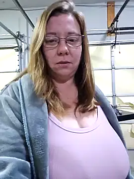 Snapshot of MsShelby40 chatting on 12.04.24 MsShelby40 online show from 12.04.24