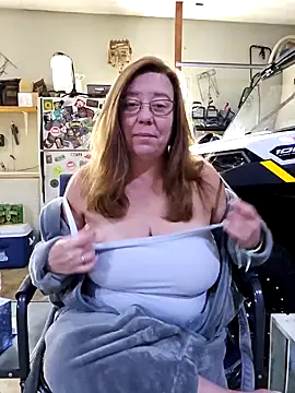Snapshot of MsShelby40 chatting on 12.12.24 MsShelby40 online show from 12.12.24