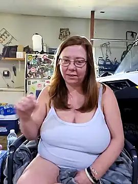 Snapshot of MsShelby40 chatting on 12.17.24 MsShelby40 online show from 12.17.24