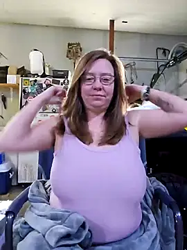 Snapshot of MsShelby40 chatting on 12.26.24 MsShelby40 online show from 12.26.24