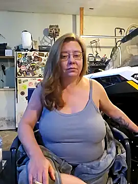 Snapshot of MsShelby40 chatting on 12.28.24 MsShelby40 online show from 12.28.24