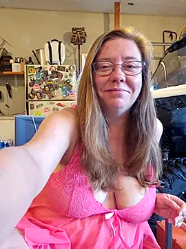 Snapshot of MsShelby40 chatting on 09.12.25 MsShelby40 online show from 09.12.25