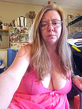 Snapshot of MsShelby40 chatting on 09.25.25 MsShelby40 online show from 09.25.25