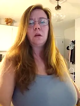 Snapshot of MsShelby40 chatting on 10.08.25 MsShelby40 online show from 10.08.25