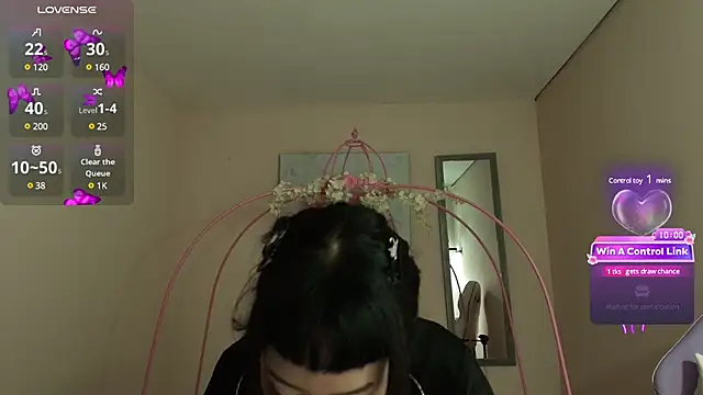 Snapshot of Violetta_Suky chatting on 02.17.25 Violetta Suky online show from 02.17.25