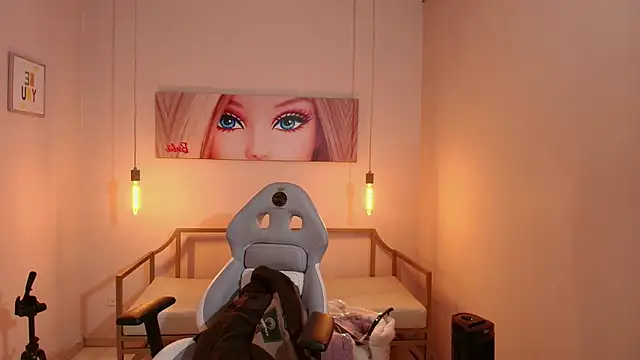 Snapshot of Violetta_Suky chatting on 03.18.25 Violetta Suky online show from 03.18.25